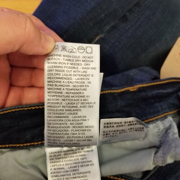 NEW Levi Women's Classic Straight Mid Rise Dark Wash Jeans, 18W - Picture 9 of 9